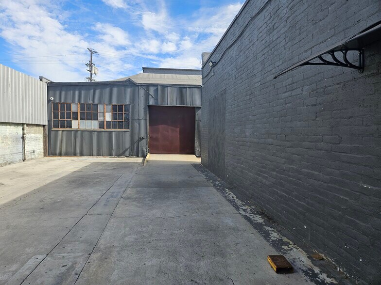 More Photos Of 5993 S St Andrews Pl, Los Angeles Warehouse For Lease
