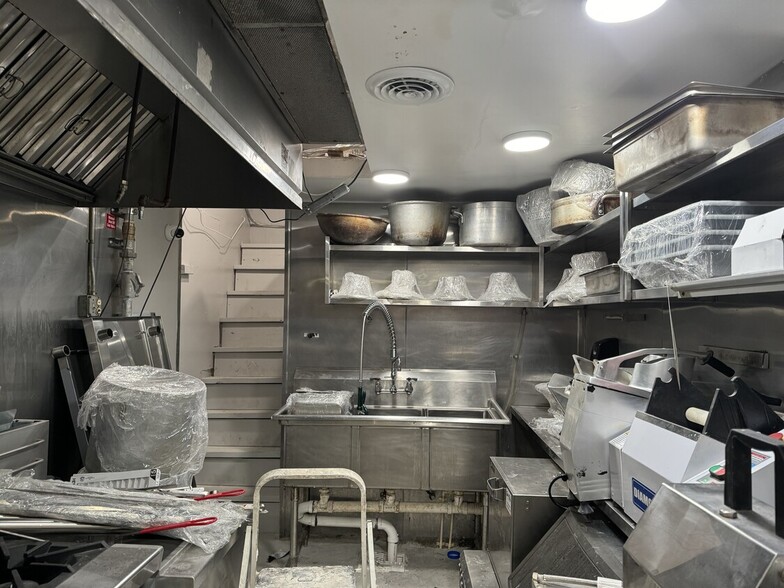 More Photos Of 2033-2051 Hollywood Blvd, Hollywood Freestanding For Sale