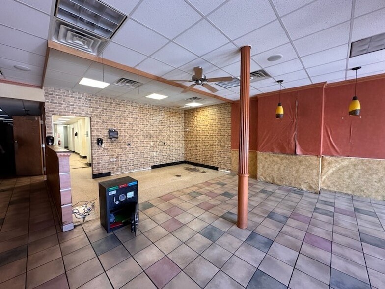 More Photos Of 217 N Queen St, Lancaster Storefront Retail Residential For Lease