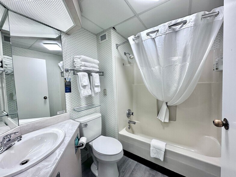 More Photos Of 2075 Highway 192 W, London Hotel For Sale