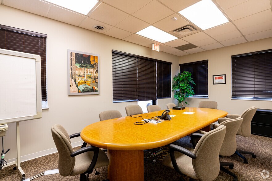 More Photos Of 36520 Grand River Ave, Farmington Hills Unknown For Lease