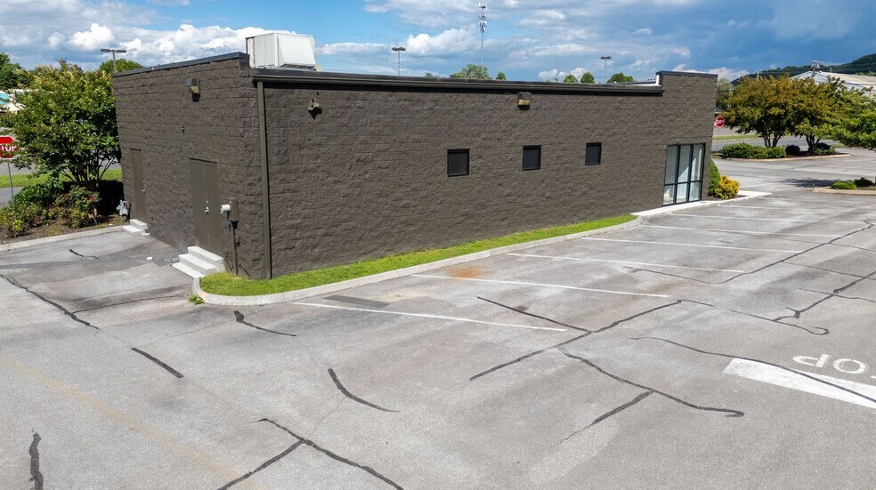 More Photos Of 1389 Volunteer Pky, Bristol Freestanding For Lease