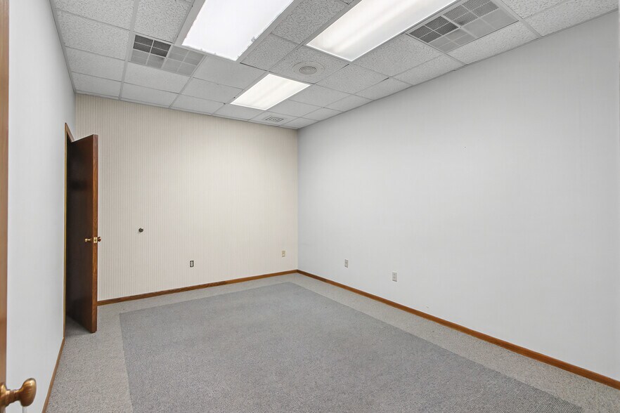 More Photos Of 115 E Conant St, Portage Office For Sale