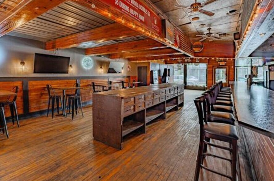 More Photos Of 544 N Main St, Oshkosh General Retail For Sale