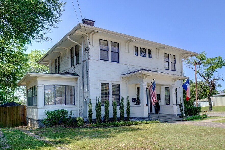 Primary Photo Of 1116 Lamar Ave, Paris Office For Sale
