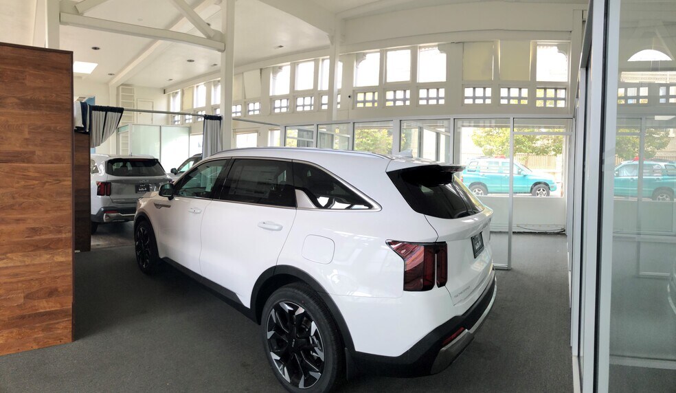 More Photos Of 2801-2825 Broadway, Oakland Auto Dealership For Lease