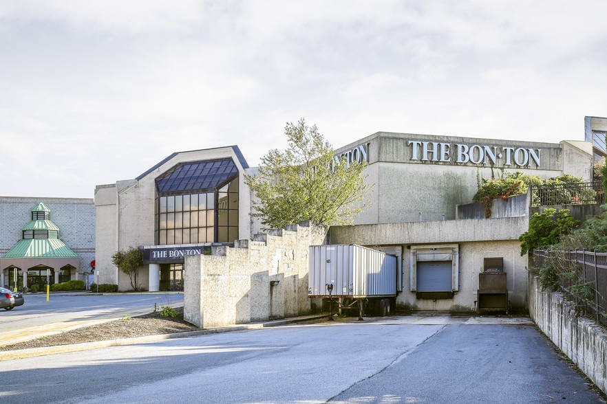 More Photos Of 550 Galleria Dr, Johnstown Department Store For Lease