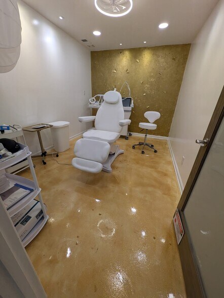 More Photos Of 1051 Johnnie Dodds Blvd, Mount Pleasant Medical For Sale