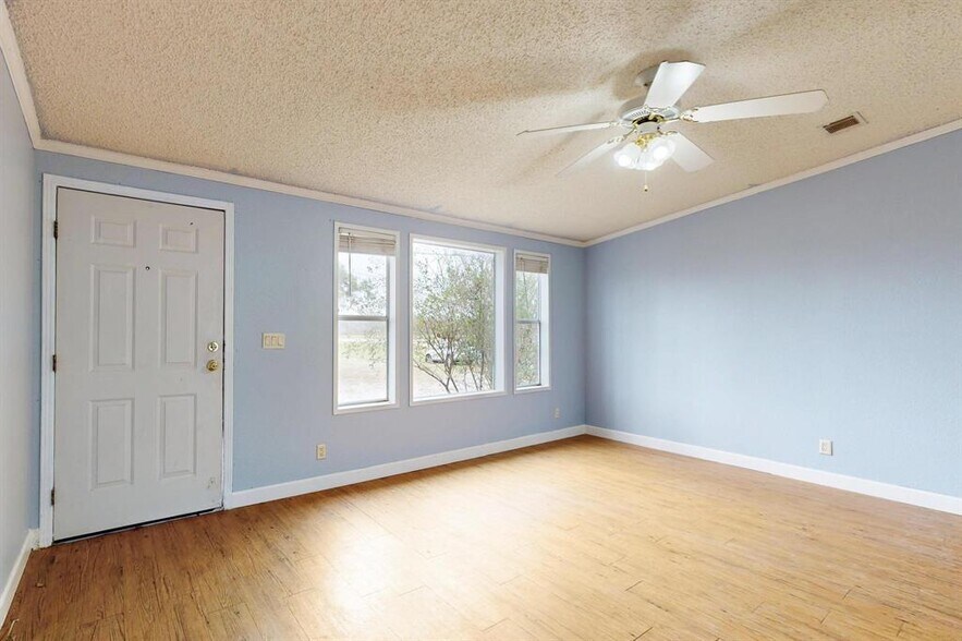 More Photos Of 262 Highway 290 E, Elgin Specialty For Sale