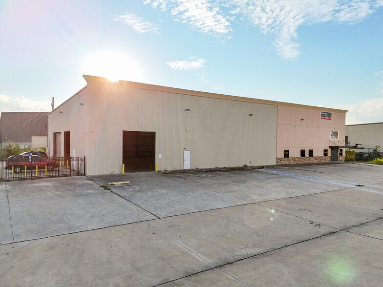 More Photos Of 11050 W Little York Rd, Houston Warehouse For Lease