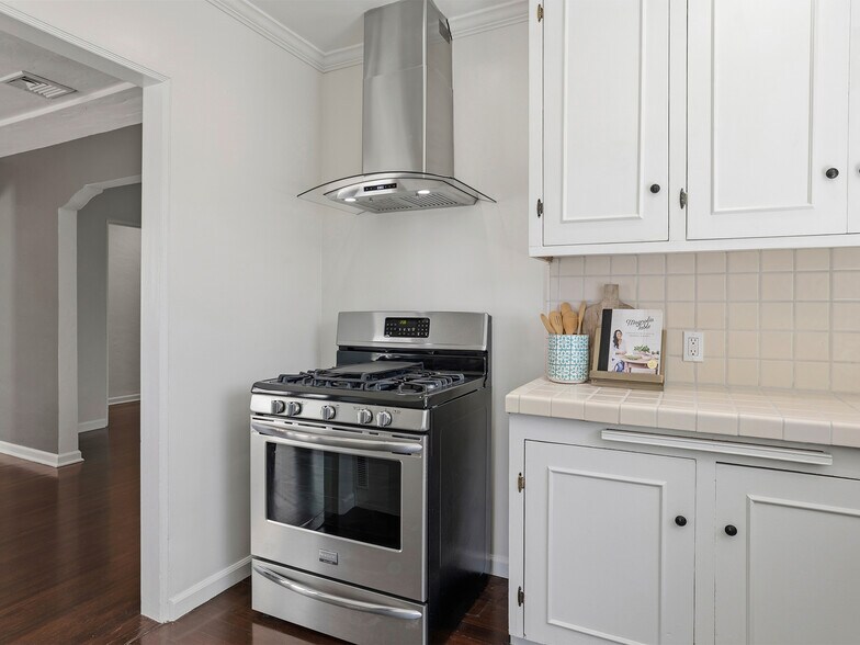 More Photos Of 5233 Lemp Ave, North Hollywood Multifamily For Sale