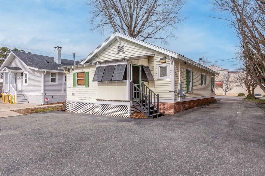 More Photos Of 104 State St, Greensboro Freestanding For Sale