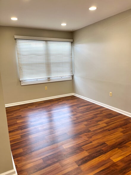 More Photos Of 609 Dutchmans Ln, Easton Office For Sale