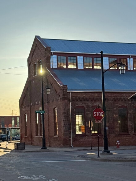 More Photos Of 990 Washington St, Dubuque General Retail For Sale