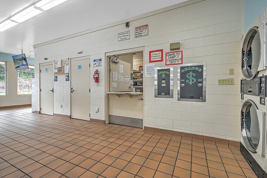 More Photos Of 245 Gate City Hwy, Bristol General Retail For Sale