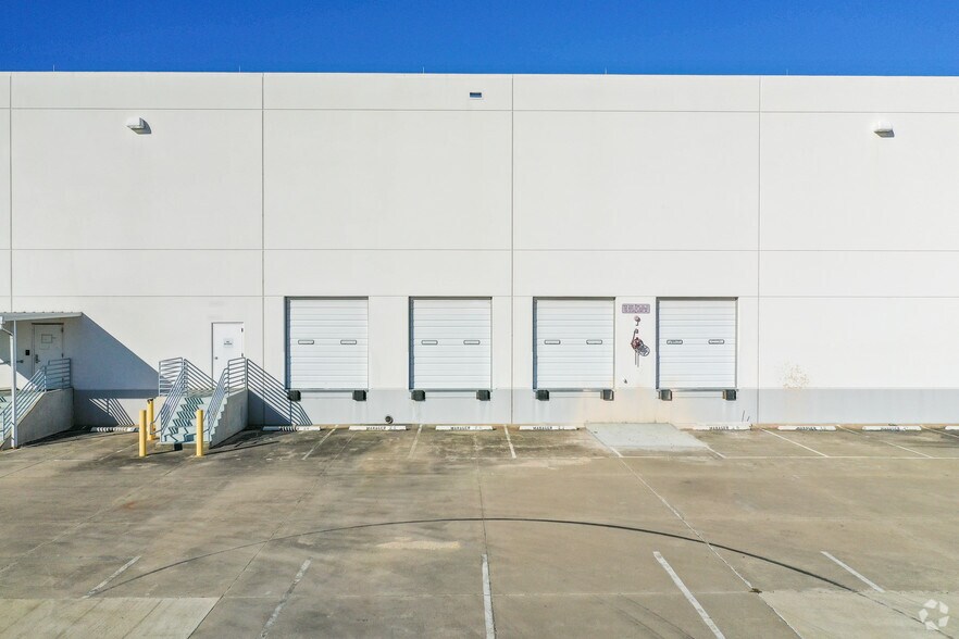 More Photos Of 5501 Alliance Gateway Fwy, Fort Worth Light Distribution For Lease