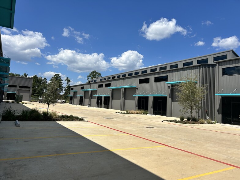 More Photos Of 2007 Airport Rd, Conroe Unknown For Lease