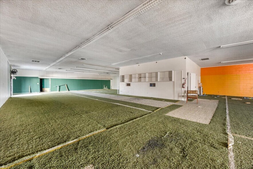 More Photos Of 426 N Blackstone Ave, Fresno Storefront For Sale