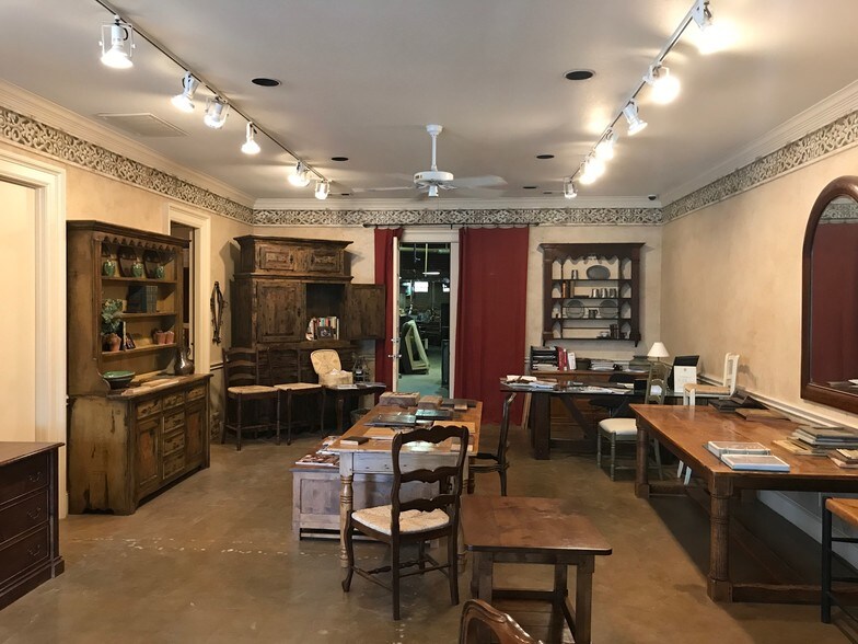 More Photos Of 908 Dragon St, Dallas Warehouse For Lease