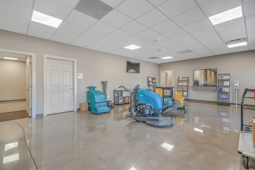 More Photos Of 317 Bluff City Hwy, Bristol Flex For Sale
