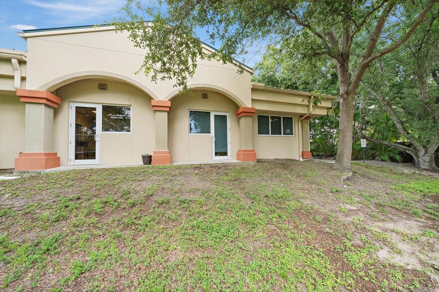 More Photos Of 202 N Rhodes Ave, Sarasota Office For Sale