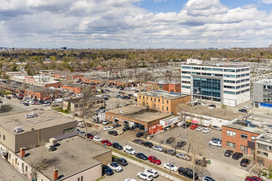 More Photos Of 8275-8285 Rue Mayrand, Montréal Auto Repair For Sale