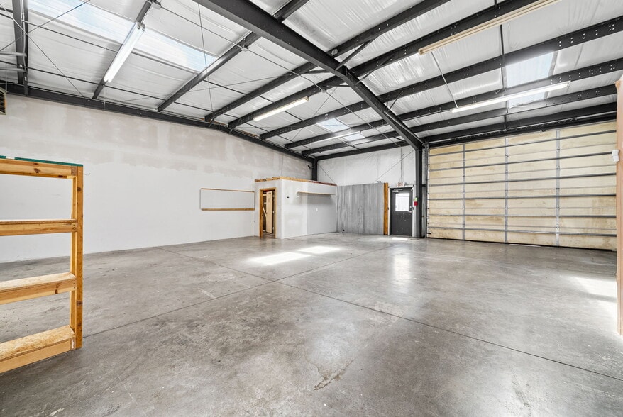 More Photos Of 1761 Jardco Dr, Clarksville Warehouse For Lease