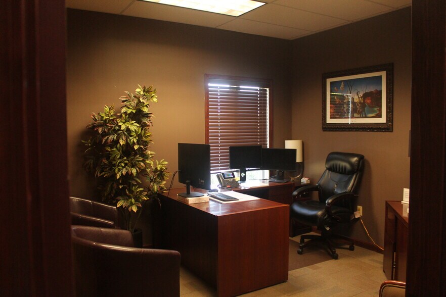 More Photos Of 1401 Financial Park, Carbondale Office For Sale