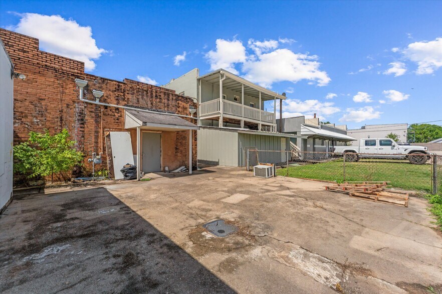 More Photos Of 313 E Main St, Humble Showroom For Sale