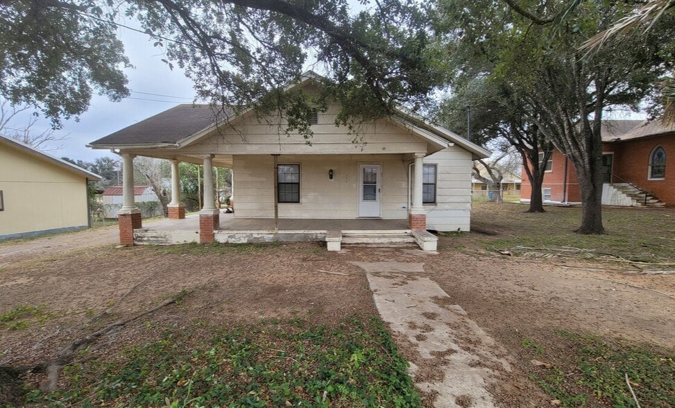 Primary Photo Of 212 West Linar, Hebbronville Schools For Sale