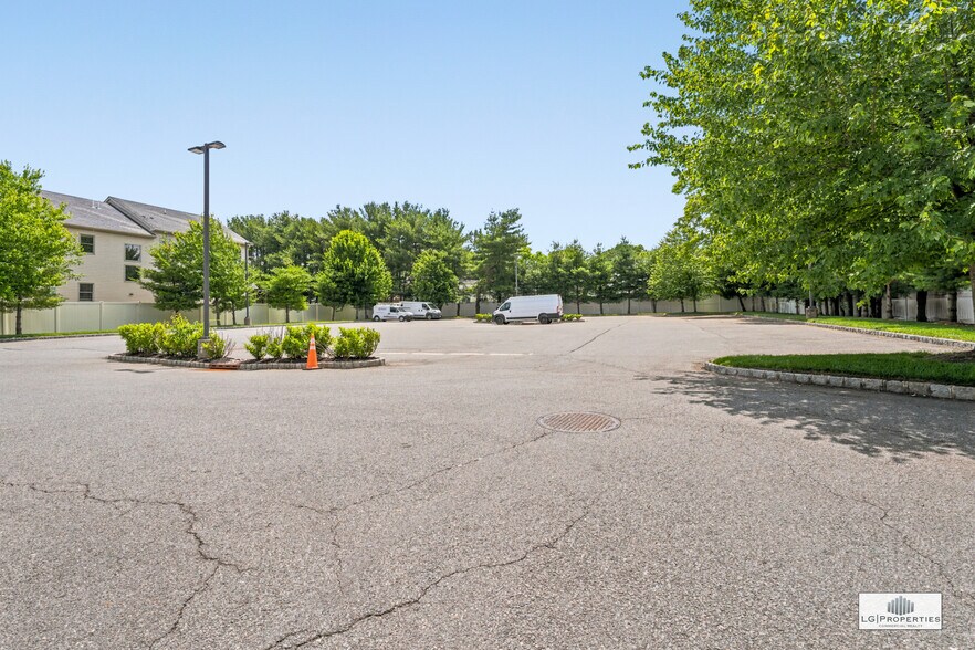 More Photos Of 920 E County Line Rd, Lakewood Office For Lease