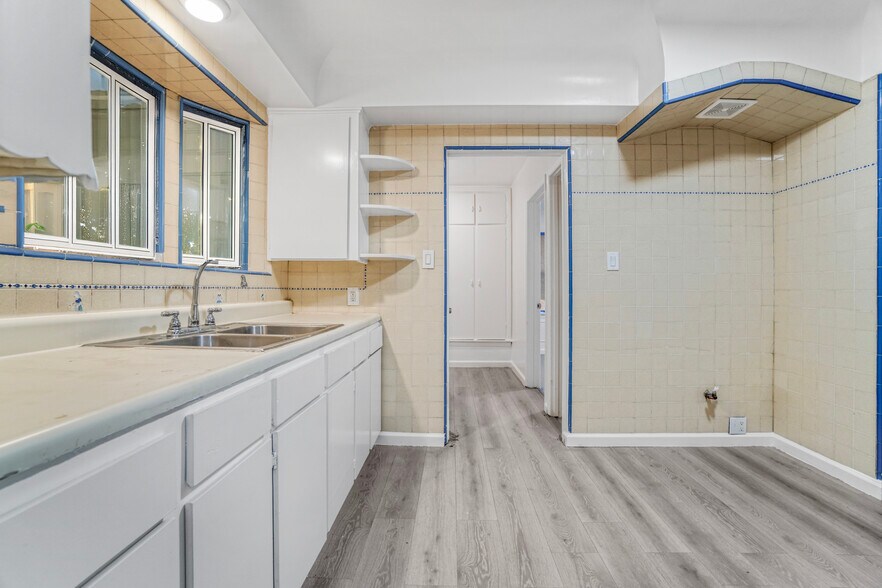 More Photos Of 162 W 65th St, Los Angeles Multifamily For Sale