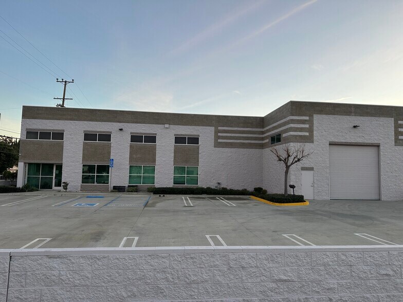 More Photos Of 7655 Kester Ave, Van Nuys Warehouse For Lease