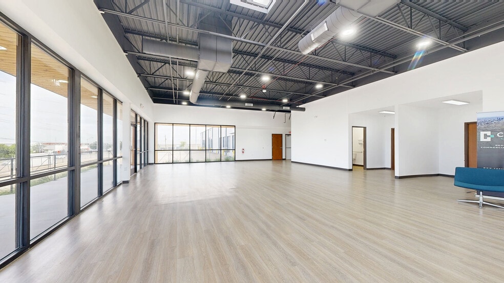 More Photos Of 2424 N Westmoreland Rd, Dallas Manufacturing For Sale