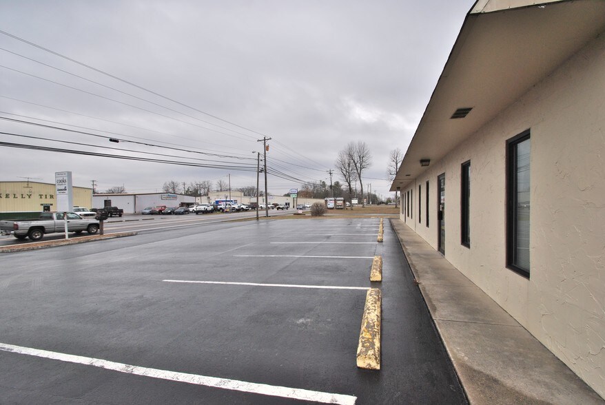 More Photos Of 1700 West Ave, Crossville Office For Lease