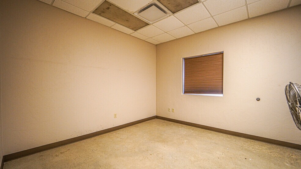 More Photos Of 5500 SW Moody St, Victoria Manufacturing For Sale