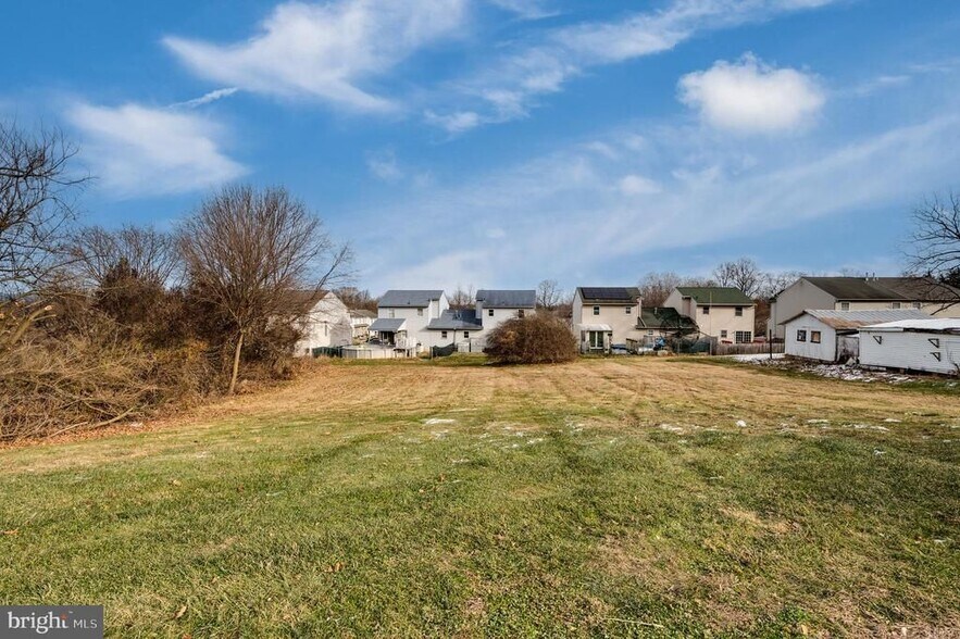 More Photos Of 519 Main St, Blandon Flex For Sale