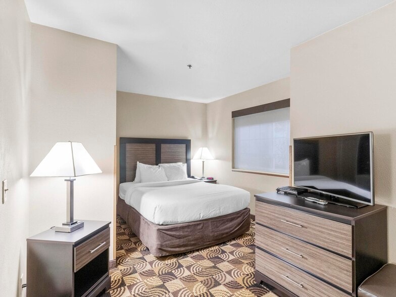 More Photos Of 1001 W College, Oak Creek Hotel For Sale