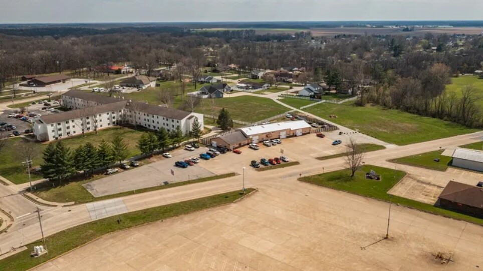 More Photos Of 2300 Hoffman Dr, Effingham Auto Repair For Sale