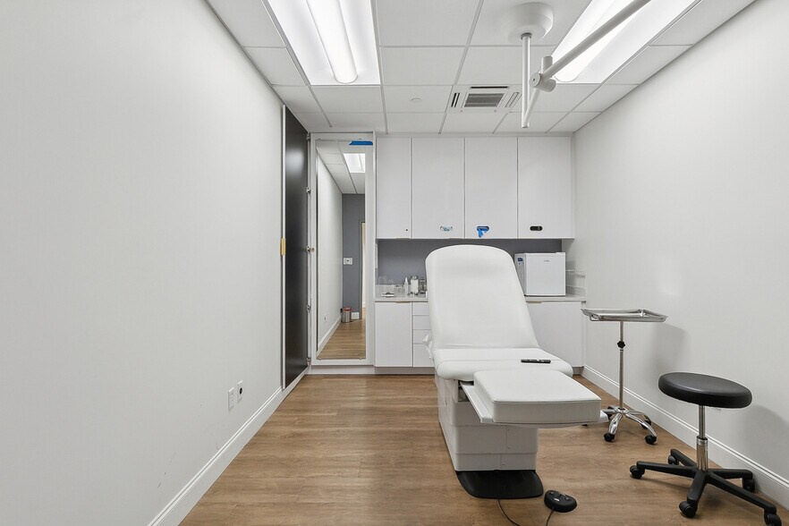 More Photos Of 3908 Veterans Memorial Blvd, Metairie General Retail For Sale