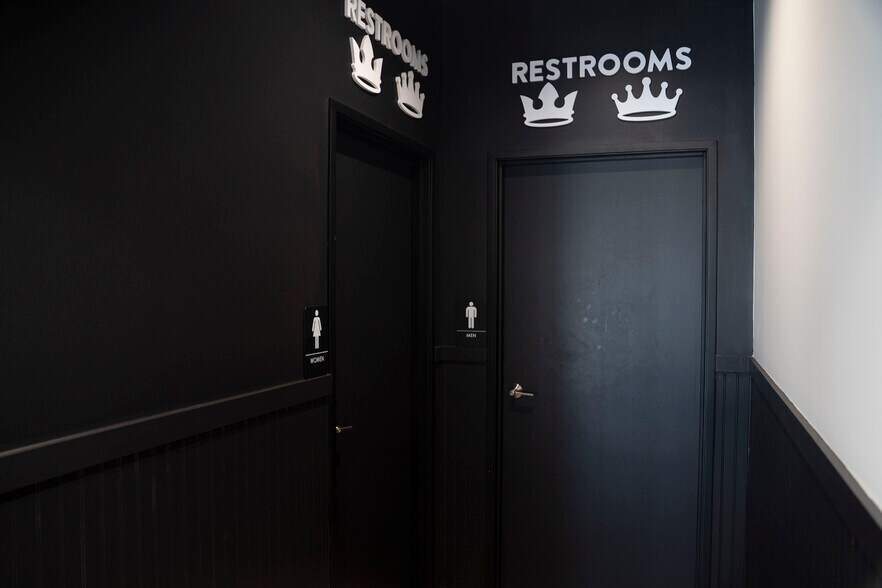 More Photos Of 11040 W IH-10, San Antonio Restaurant For Lease