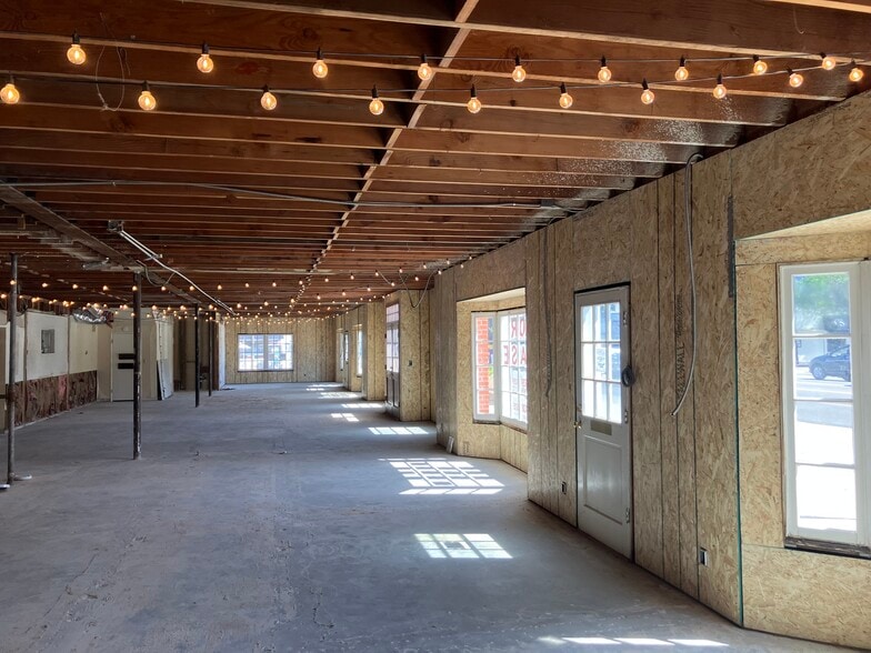 More Photos Of 10205 Riverside Dr, Toluca Lake Restaurant For Lease