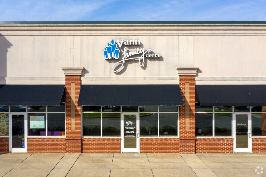More Photos Of 5706 Wyalong Dr, Charlotte Storefront For Lease