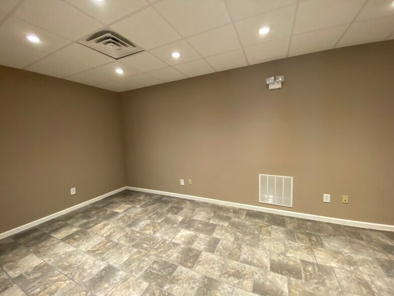 More Photos Of 9208 Venture Ct, Manassas Park Warehouse For Lease
