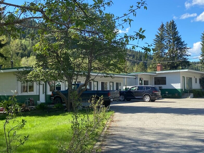More Photos Of 455 Government St S, Greenwood Hotel For Sale