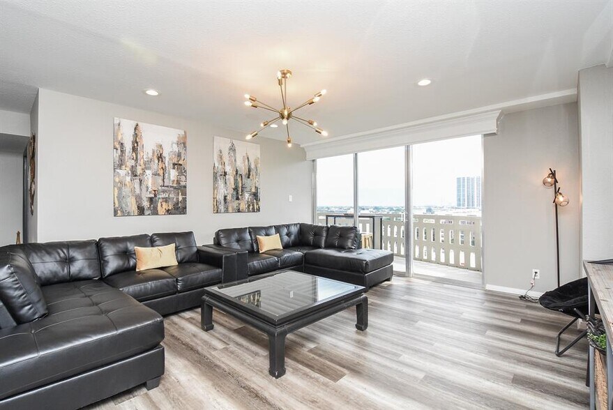 More Photos Of 2016 Main St, Houston Apartments For Sale