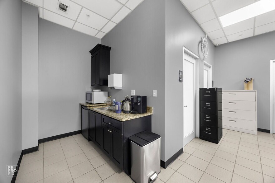 More Photos Of 650 E 107th St, Bolingbrook Coworking Space