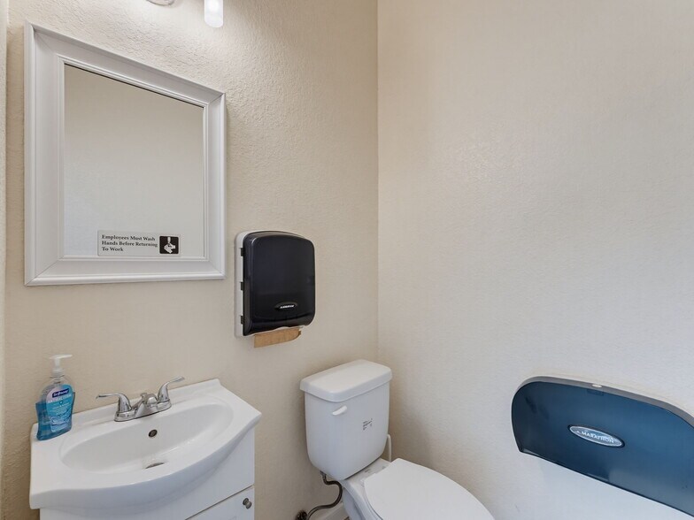 More Photos Of 3347 SW 7th St, Ocala Distribution For Sale