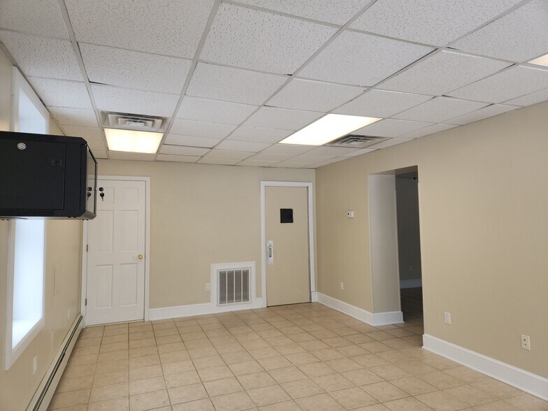 More Photos Of 188 Lake St, Liberty Freestanding For Lease