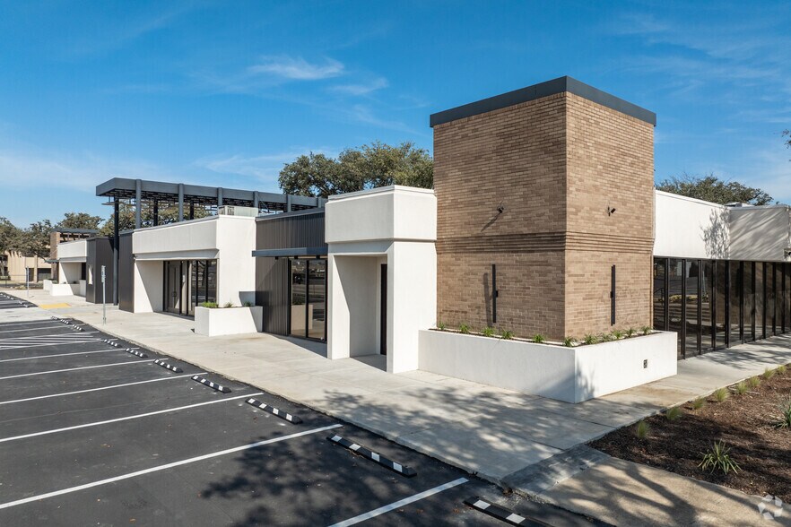 More Photos Of 13755 Lyndon B Johnson Freeway, Garland Restaurant For Lease